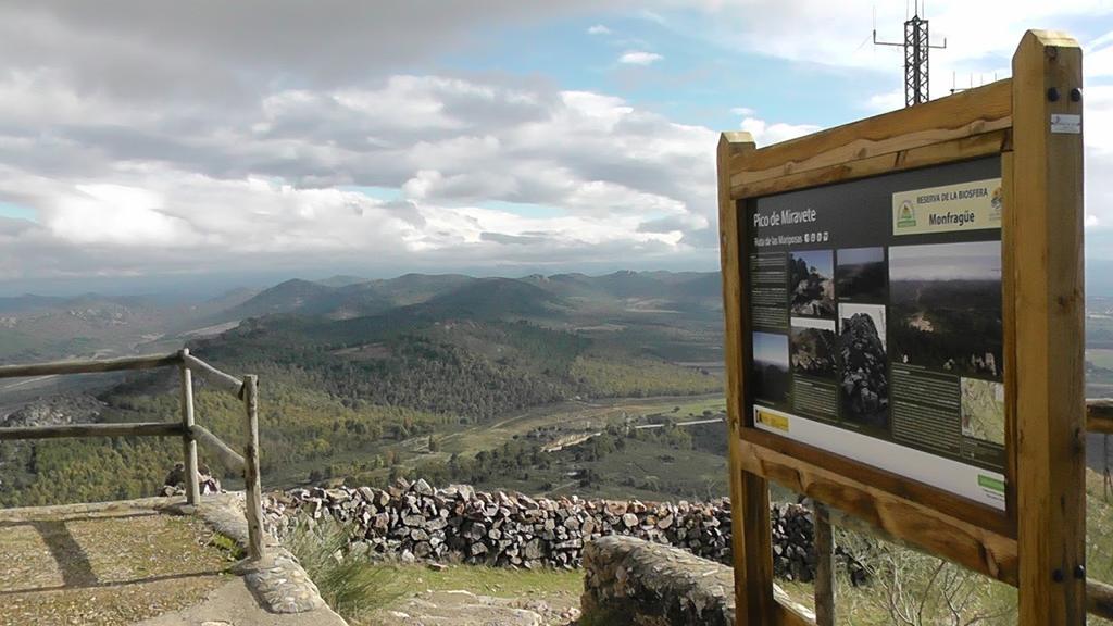 Los Montes Pensionat Casas de Miravete Exteriör bild